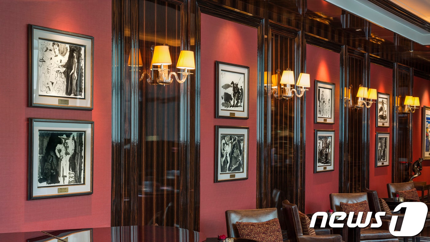 더 세인트 레지스 싱가포르에 전시된 피카소 작품들ⓒ News1