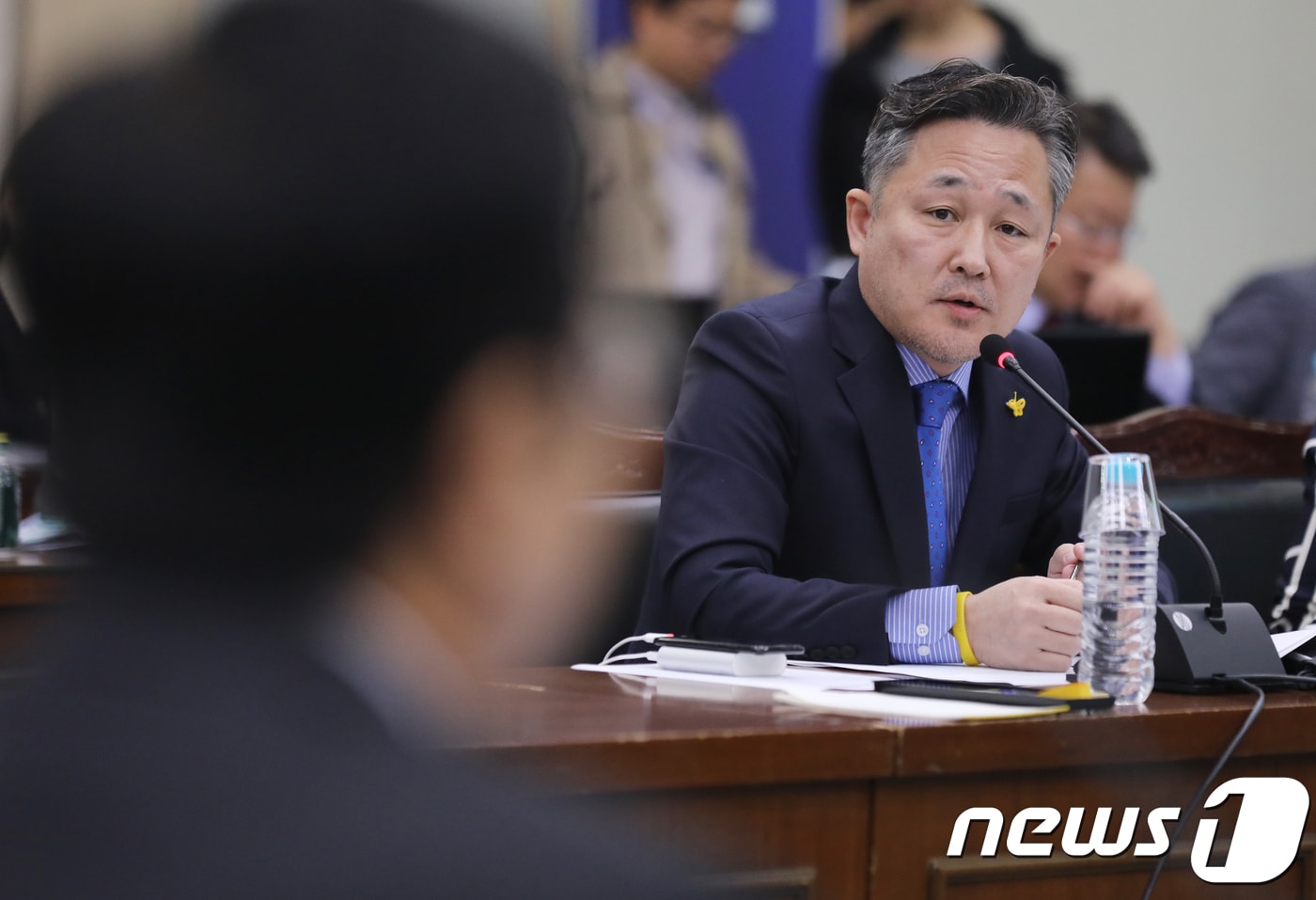 표창원 더불어민주당 의원이 24일 오전 부산 연제구 부산시청 1층 회의실에서 열린 국회 행정안전위원회의 부산시 등에 대한 국정감사에서 질의를 하고 있다. 2017.10.24/뉴스1 ⓒ News1 여주연 기자