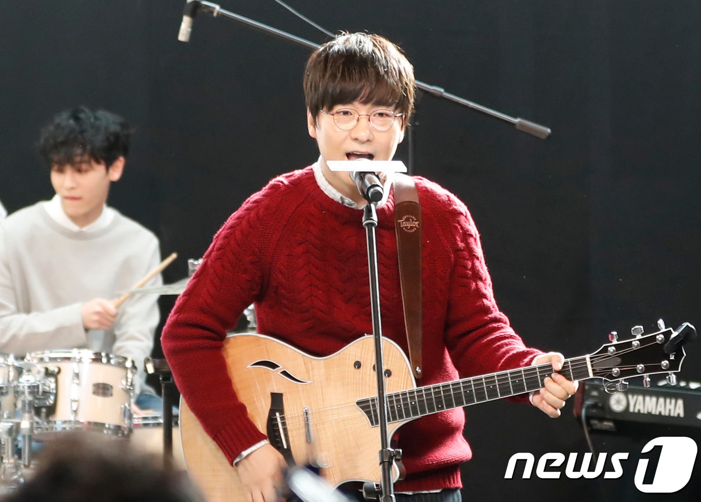 가수 병헌, 이세준(오른쪽)이 24일 오후 서울 강남구 위메프에서 열린 故 김광석 데뷔 30주년 기념 뮤지컬 ‘그여름, 동물원’ 제작발표회에 참석해 열창을 하고 있다. 2017.10.24./뉴스1 ⓒ News1 권현진 기자