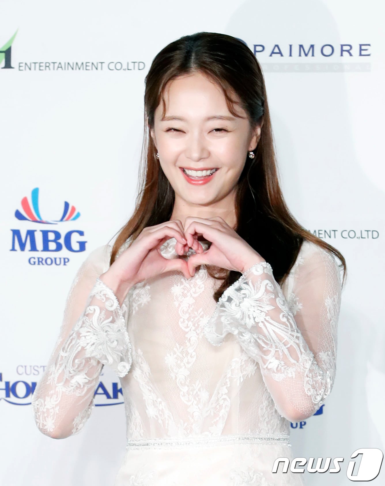 한국시리즈 3차전 시구자로 나서는 배우 전소민. ./뉴스1 ⓒ News1 권현진 기자