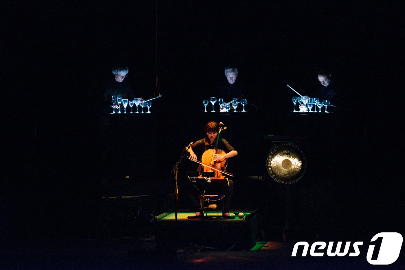 현대음악 연주단체인 크로노스 콰르텟(Kronos Quartet)이 현악기를 비롯해 기합과 허밍, 유리잔과 타악기 등을 사용한 대표곡 '검은 천사'를 연주하고 있다. 크로노스 콰르텟 내한공연이 11월 21일 오후 8시 서울 강남구 역삼동 LG아트센터에서 열린다. (LG아트센터 제공) 2017.10.26/뉴스1 ⓒ News1 박정환 기자