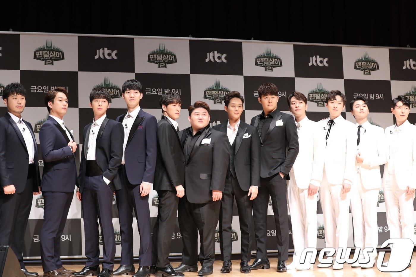 '팬텀싱어2' 출연진들이 26일 오전 서울 상암 JTBC 사옥에서 진행된 '팬텀싱어' 출연진 간담회에 참석해 포즈를 취하고 있다. 2017.10.26 / 뉴스1 ⓒ News1 강고은 에디터