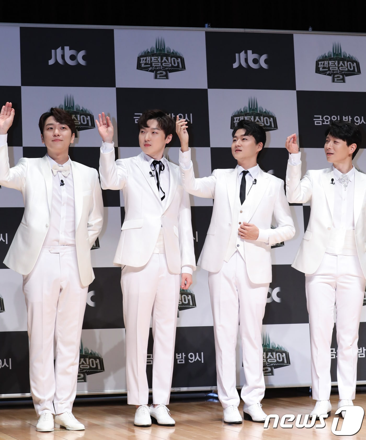 고우림(왼쪽부터), 강형호, 조민규, 배두훈이 26일 오전 서울 상암 JTBC 사옥에서 진행된 '팬텀싱어' 출연진 간담회에 참석해 포즈를 취하고 있다. 2017.10.26 / 뉴스1 ⓒ News1 강고은 에디터