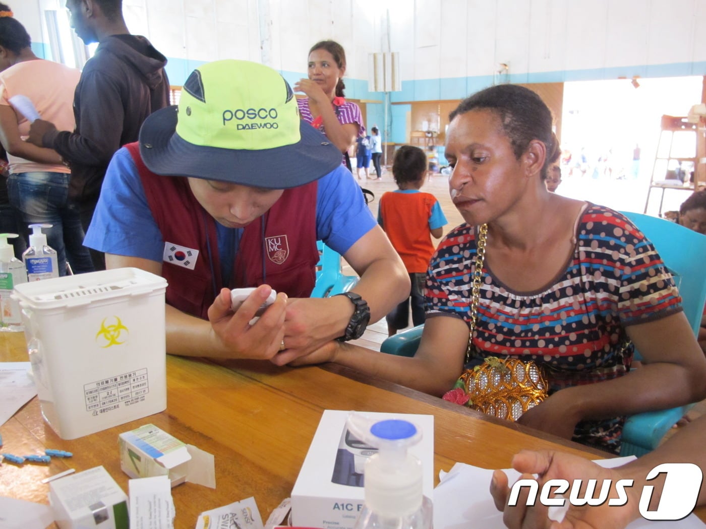 포스코대우 봉사단원이 인도네시아 주민에게 의료봉사활동을 펼치고 있다. ⓒ News1