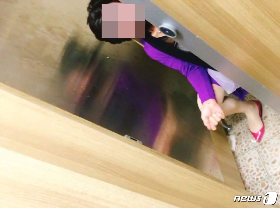 지난 27일 오후 9시쯤 충북 청주시 청원구 사직동 청주체육관 공용 남자 화장실에서 A씨(62)가 여장을 한 채 변기에 앉아 있다. (SNS 캡쳐) ⓒ News1