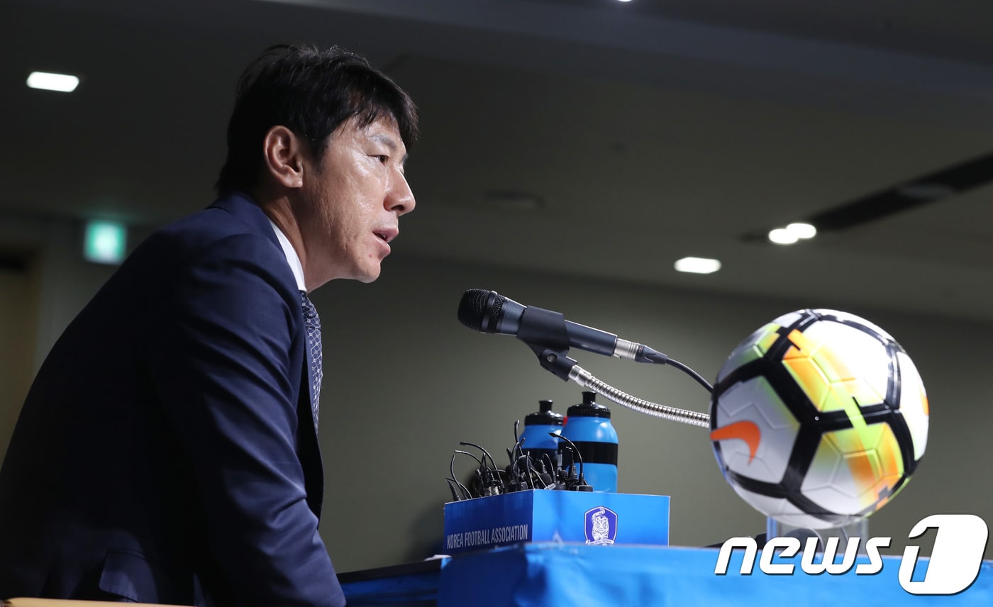 신태용 대한민국 축구 대표팀 감독이 30일 오전 서울 종로구 축구회관에서 내달 콜롬비아, 세르비아와의 평가전에 나설 대표팀 선수 명단을 발표하고 취재진의 질문에 답하고 있다. 2017.10.30/뉴스1 ⓒ News1 임세영 기자