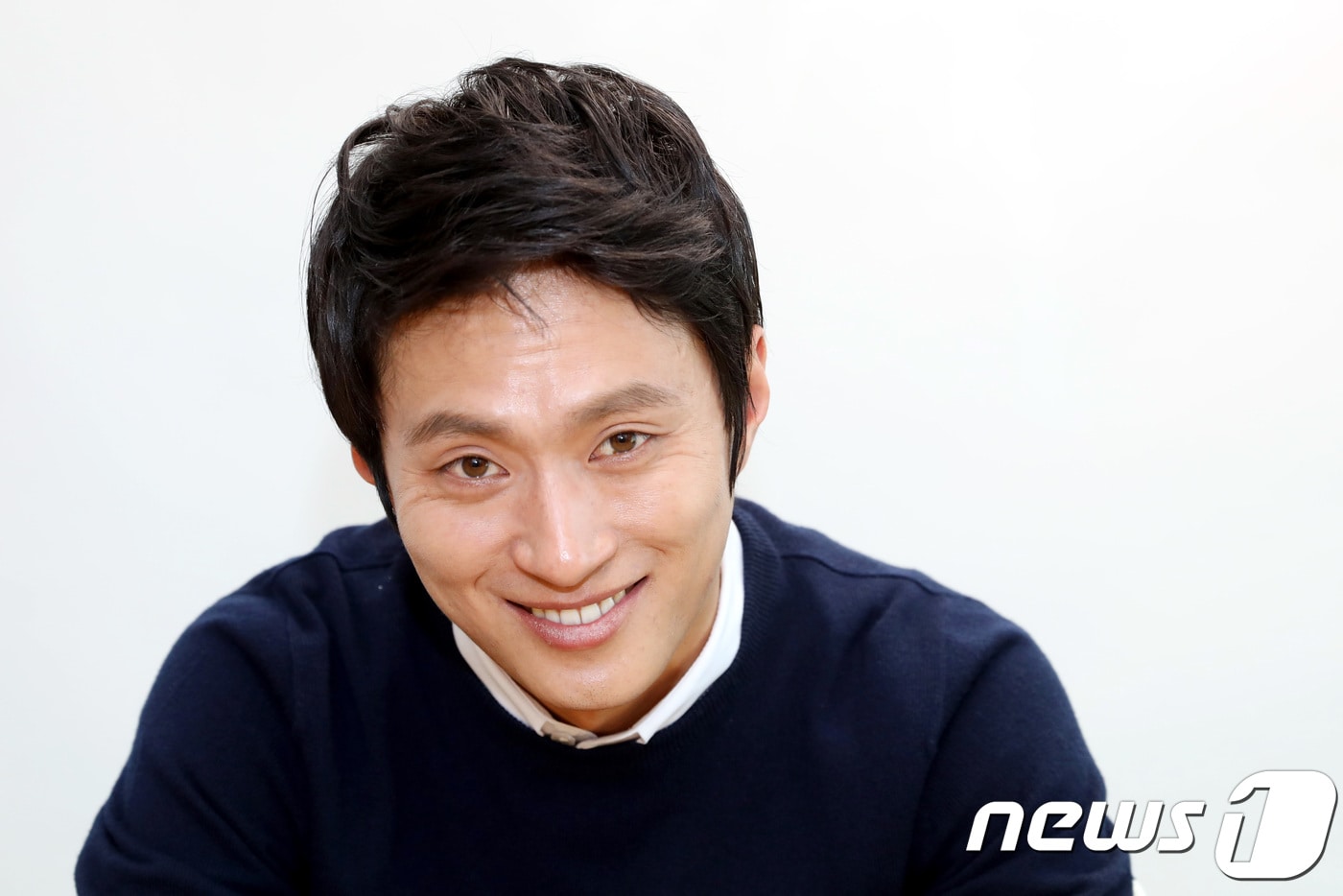 영화 '범죄도시'에서 장첸(윤계상) 일당의 행동대장 양태 역으로 인상적인 연기를 펼친 배우 김성규가 뉴스1과 만나 카메라 앞에서 포즈를 취하고 있다.2017.10.30/뉴스1 ⓒ News1 이광호 기자