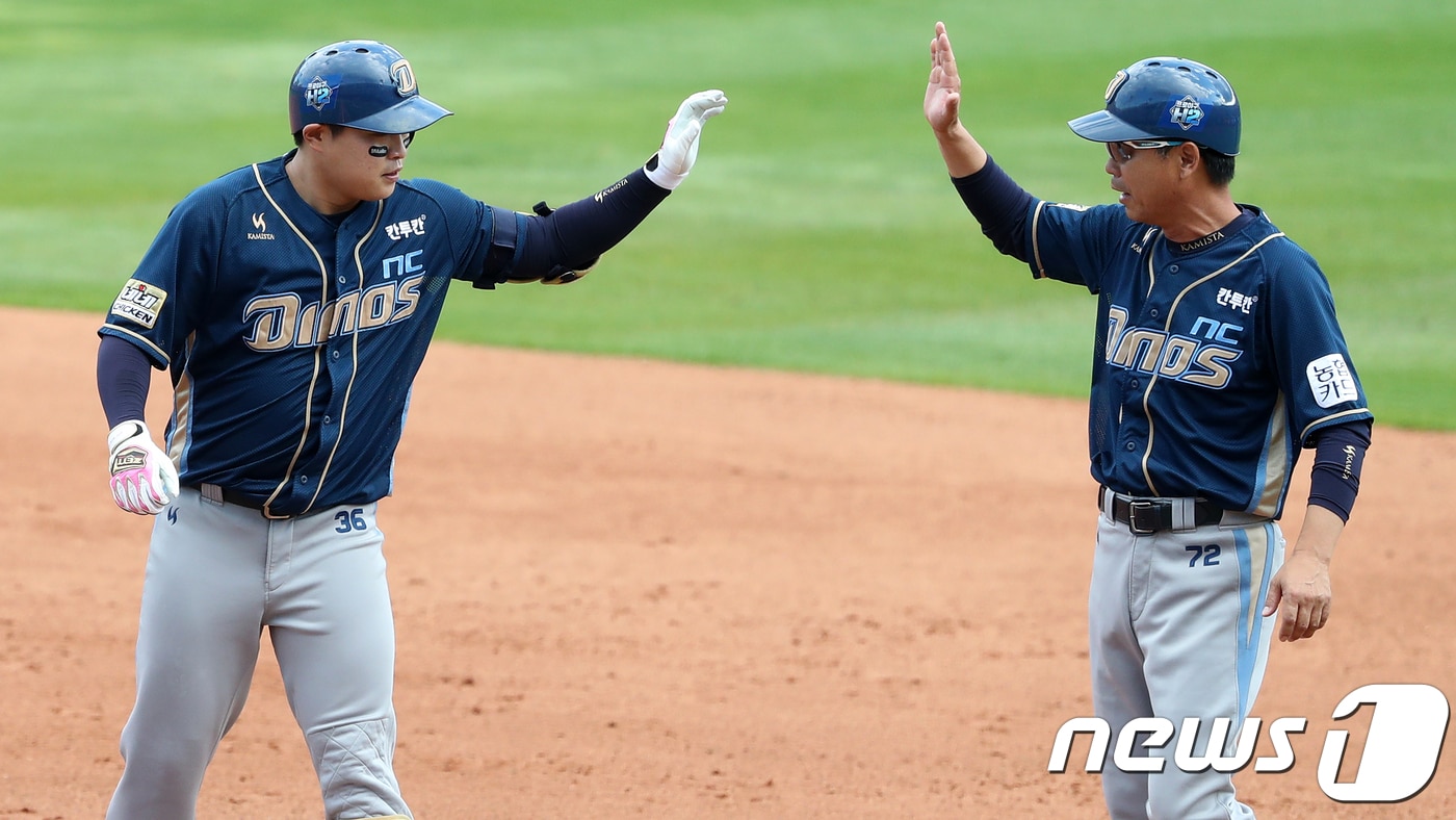 8일 오후 부산 사직야구장에서 열린 프로야구 '2017 KBO 포스트시즌 준플레이오프' 1차전 롯데자이언츠와 NC다이노스의 경기 4회초 NC 2사 주자1,2루 상황에서 타석에 들어선 권희동이 1타점 적시타를 치고 기뻐하고 있다. 2017.10.8/뉴스1 ⓒ News1 이승배 기자