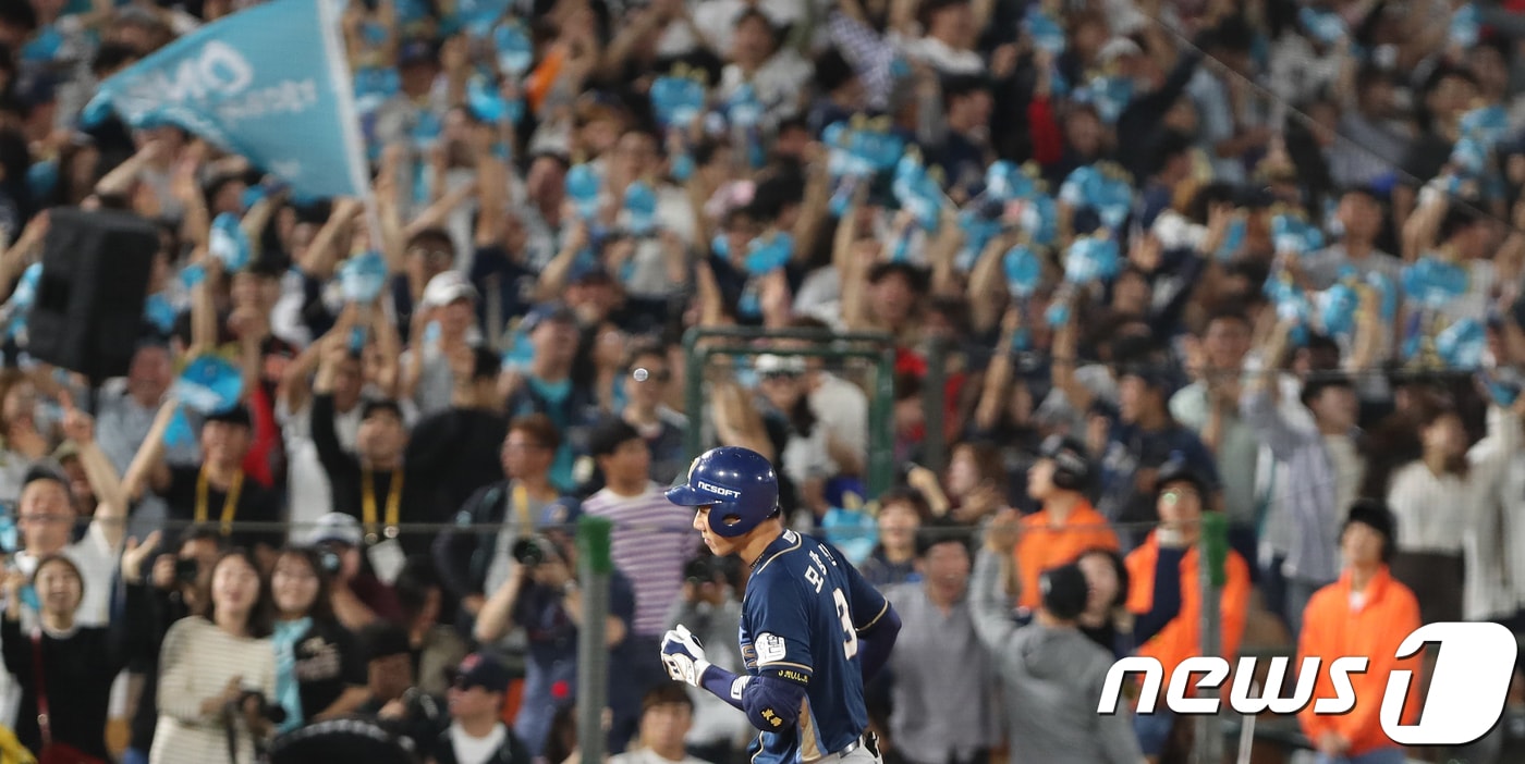 8일 오후 부산 사직야구장에서 열린 프로야구 '2017 KBO 포스트시즌 준플레이오프' 1차전 롯데자이언츠와 NC다이노스의 경기 11회초 2사 주자 만루 상황, NC모창민이 만루홈런을 친뒤 베이스를 돌고 있다.2017.10.8/뉴스1 ⓒ News1 여주연 기자