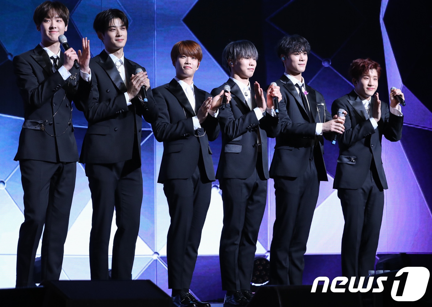 그룹 '아스트로'가 1일 오후 서울 광진구 예스이십사홀에서 진행된 쇼케이스에 참석해 포즈를 취하고 있다. 왼쪽부터 윤산하,차은우,MJ,라키,문빈,진진 2017.11.1 / 뉴스1 ⓒ News1 강고은 에디터