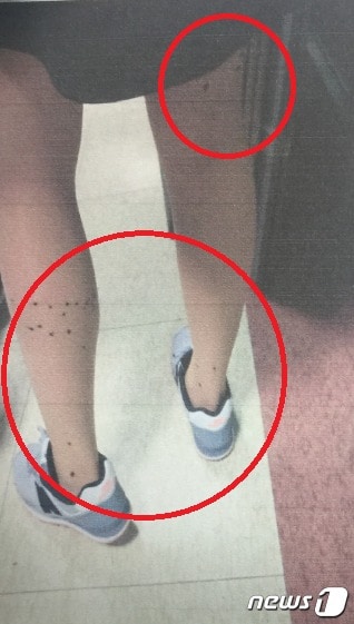 피의자 A씨가 스타킹을 신고 걸어가는 여대생 종아리에 검은 액체 구두약을 뿌린 장면.(부산지방경찰청 제공)ⓒ News1