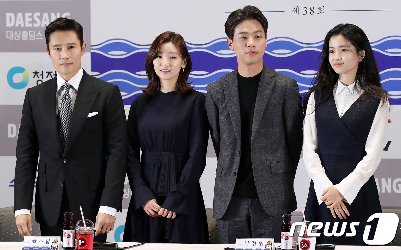 배우 이병헌(왼쪽부터), 박소담, 박정민, 김태리가 13일 오후 서울 여의도 CGV에서 열린 제38회 청룡영화상 핸드프린팅 행사에서 기념촬영을 하고 있다. 이번 행사는 전년도 수상자인 4명의 배우가 참석해 열렸으며 제38회 청룡영화상 시상식은 25일 경희대 평화의전당에서 개최된다. 2017.11.13/뉴스1 ⓒ News1 박세연 기자