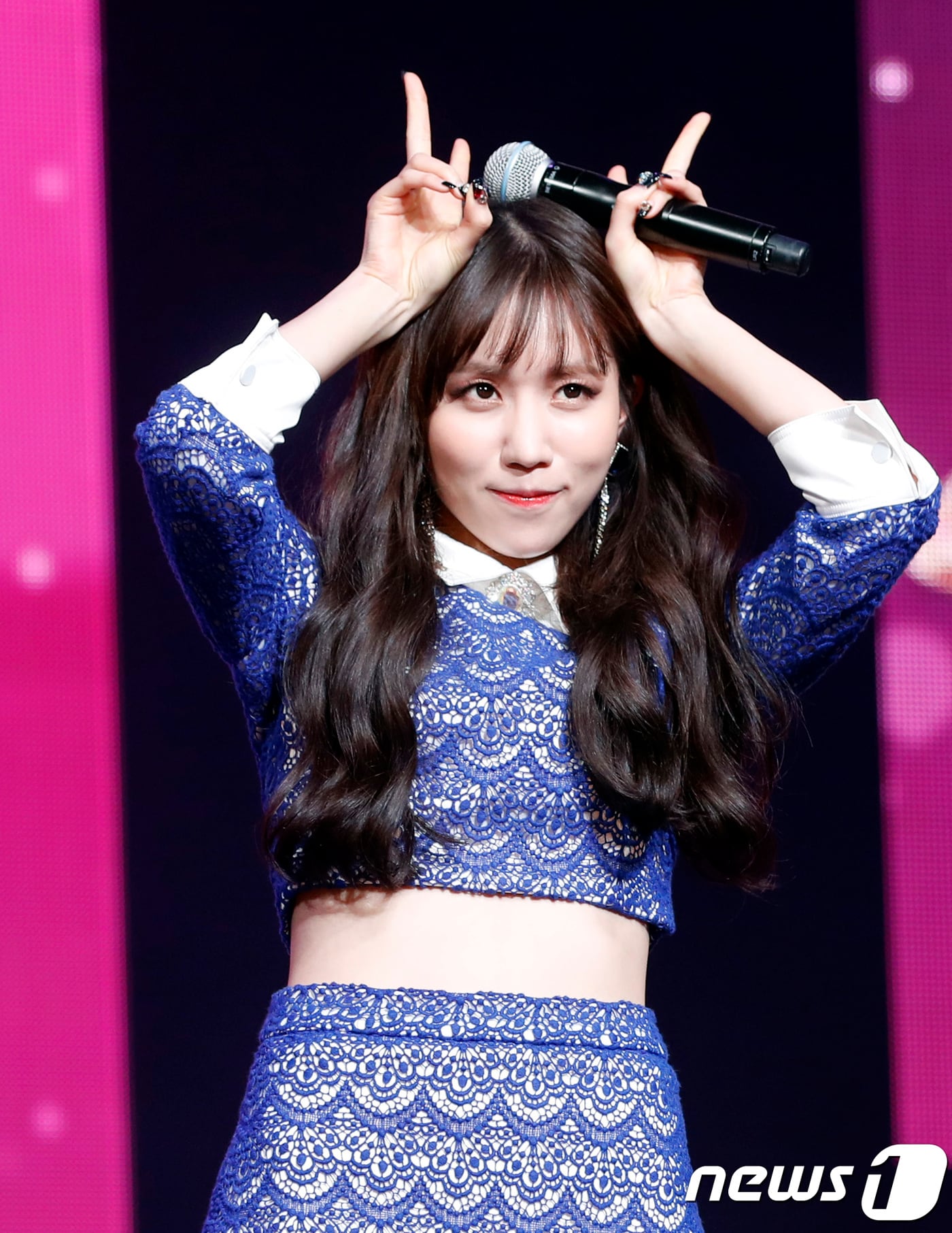 걸그룹 러블리즈 진이 14일 오후 서울 용산구 한남동 블루스퀘어에서 열린 세 번째 미니앨범 ‘폴 인 러블리즈(Fall in Lovelyz)’ 발매 기념 쇼케이스에 참석해 사랑스러운 포즈를 취하고 있다. 2017.11.14./뉴스1 ⓒ News1 권현진 기자