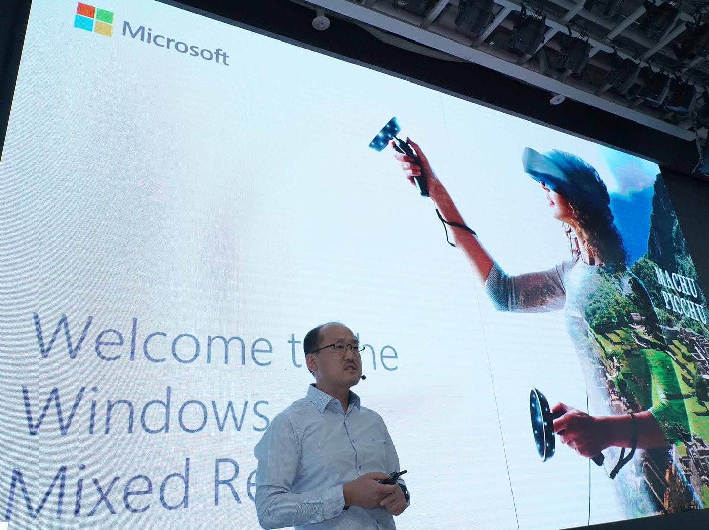 장홍국 한국마이크로소프트 전무는 15일 마이크로소프트의 MR 전략과 디바이스 및 생태계를 공개하는 기자 간담회에서 "마이크로소프트는 삼성전자를 비롯한 다양한 OEM 파트너사 및 개발자와 윈도 MR 플랫폼의 대중화를 가능하게 하는 생태계 조성을 위한 최선의 노력을 다할 것"이라고 말했다. ⓒ News1