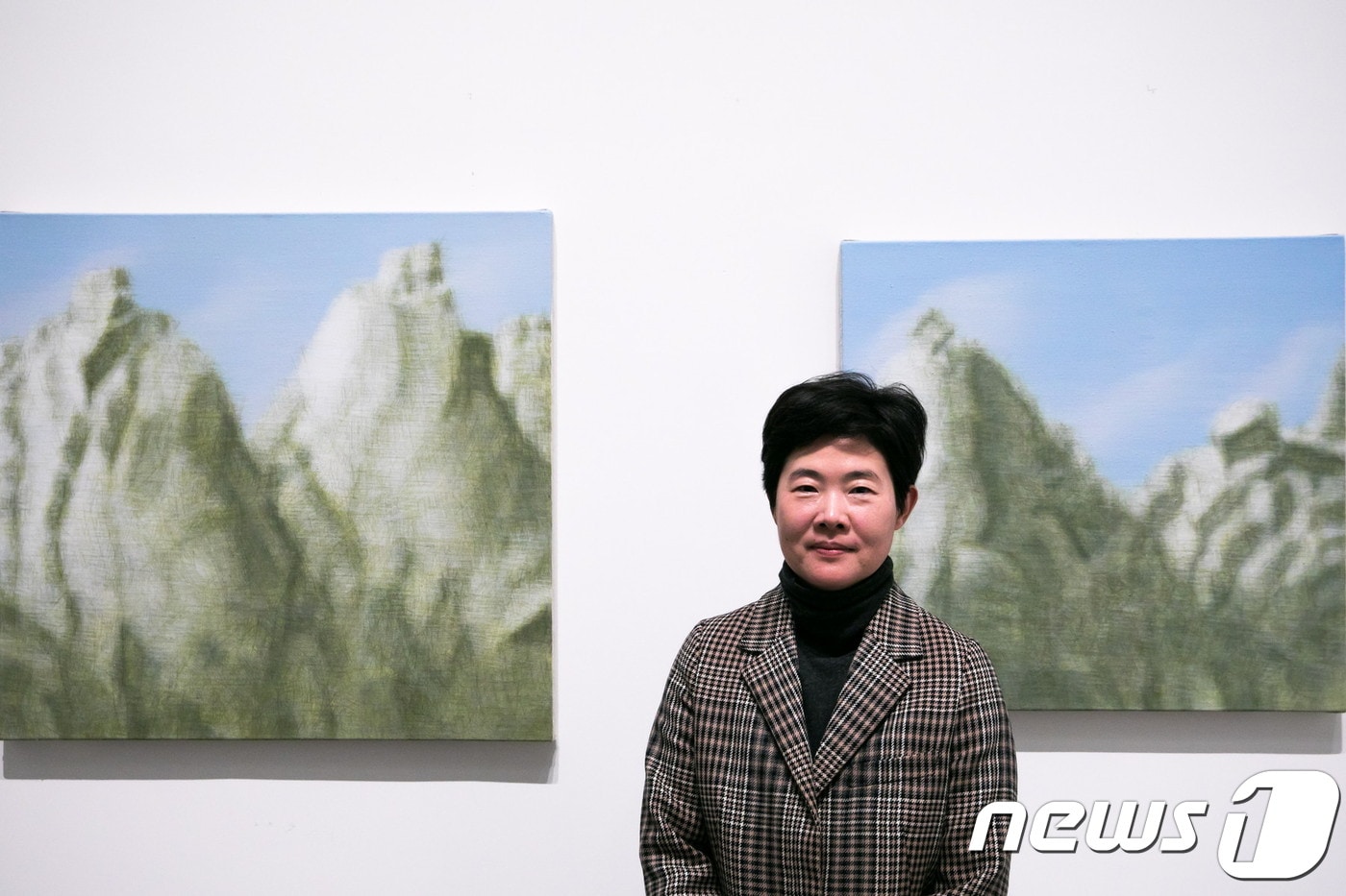 정주영 작가와 '북한산 No.45'(왼쪽) '북한산 No.46'ⓒ News1