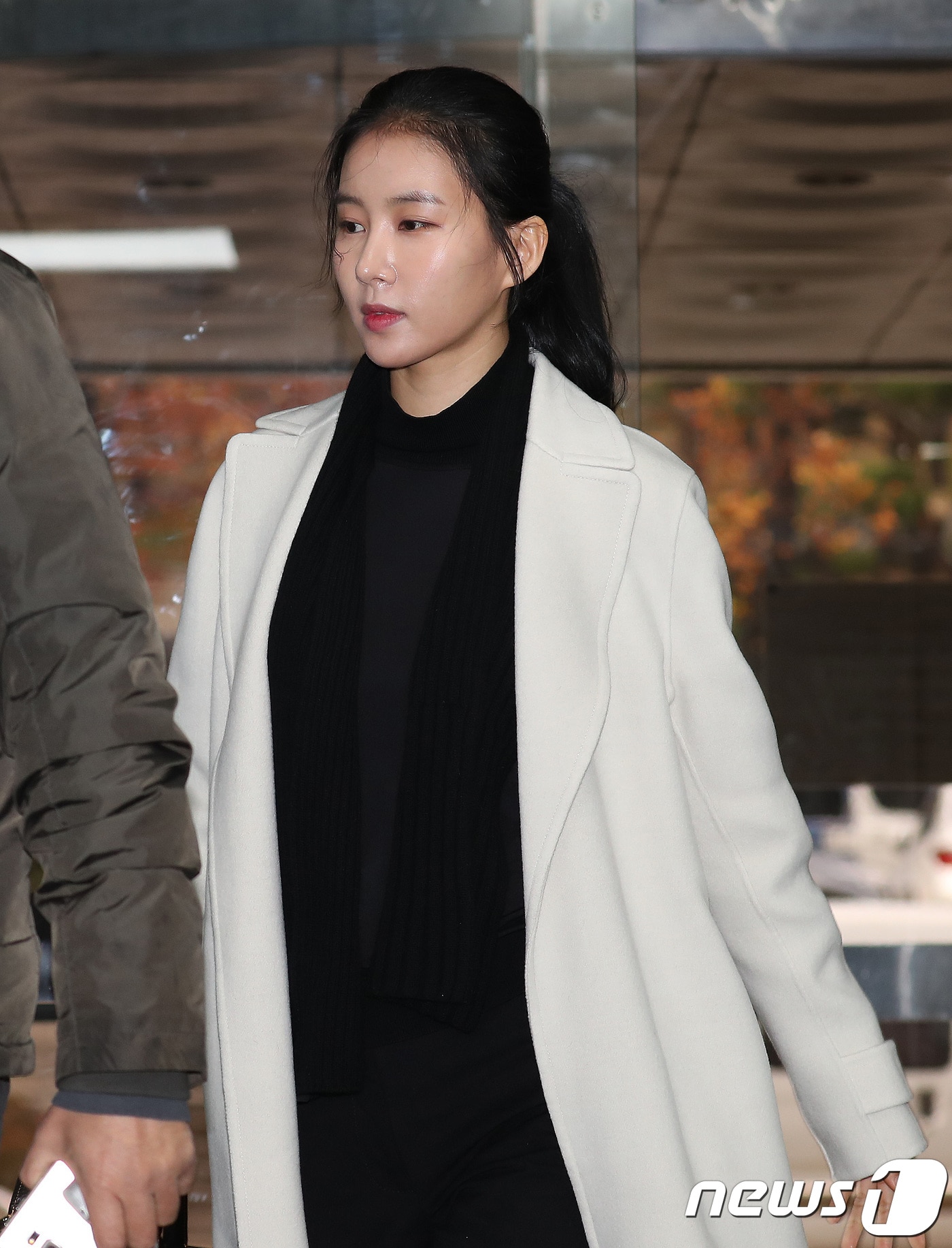 방송인 김정민이 전 남자친구 손씨를 상대로 낸 공갈 및 협박 혐의 관련 3회 공판에 증인으로 출석하기 위해 15일 오후 서울 서초구 서울중앙지방법원에 들어서고 있다. 2017.11.15./뉴스1 ⓒ News1 임세영 기자