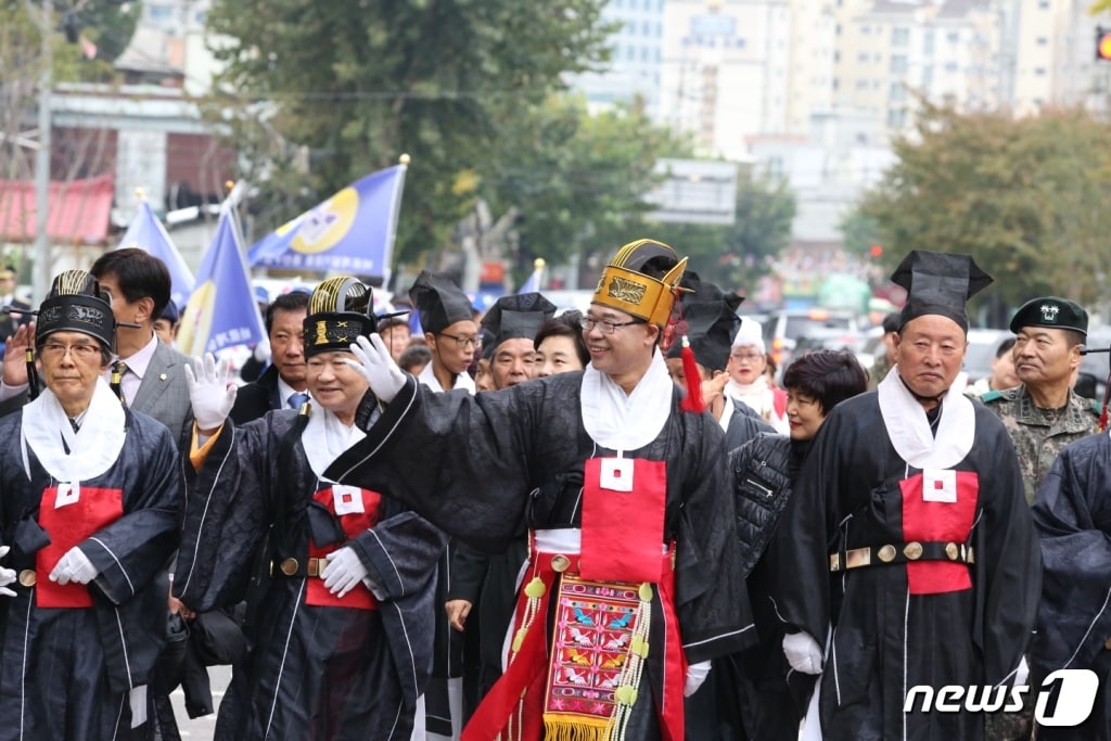 성장현 용산구청장이 지난해 열린 남이장군 사당제에서 당제에 참여하고 있다.&#40;용산구 제공&#41; ⓒ News1