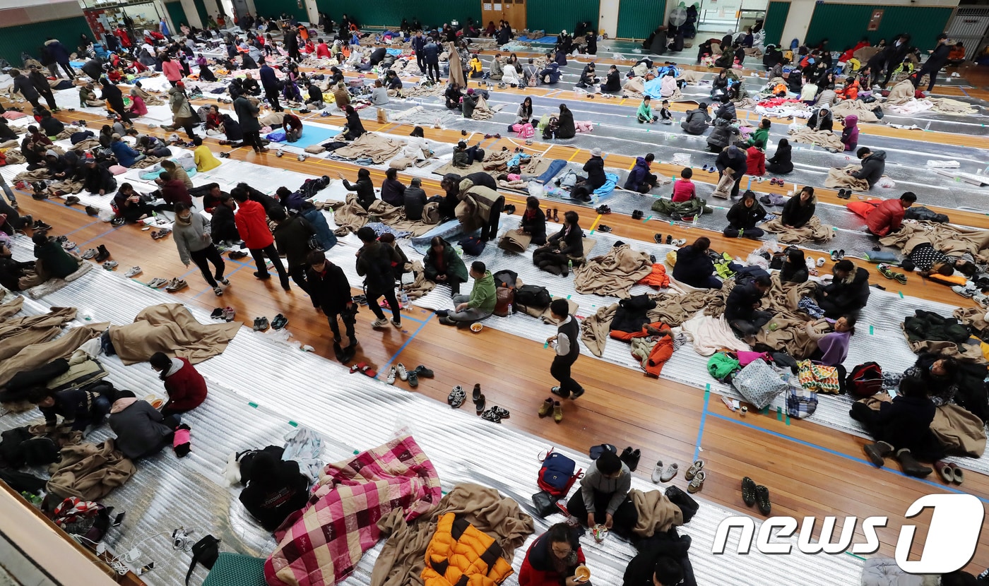 2017년 11월16일 경북 포항 흥해실내체육관에 마련된 대피소에서 밤을 지샌 이재민들이 아침을 맞고 있다. 전날 포항에서는 규모 5.4 지진 후 여진이 이어졌다.2017.11.16 ⓒ 뉴스1 장수영 기자