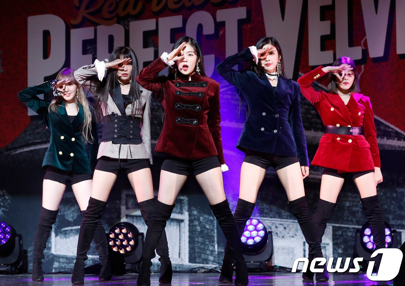 레드벨벳 웬디(왼쪽부터), 슬기, 아이린,조이, 예리가 16일 오후 서울 SM TOWN 코엑스 아티움에서 열린 정규 2집 ‘퍼펙트 벨벳’ 언론 쇼케이스에 참석해 신곡 '피카부'를 선보이고 있다. 2017.11.16./뉴스1 ⓒ News1 권현진 기자