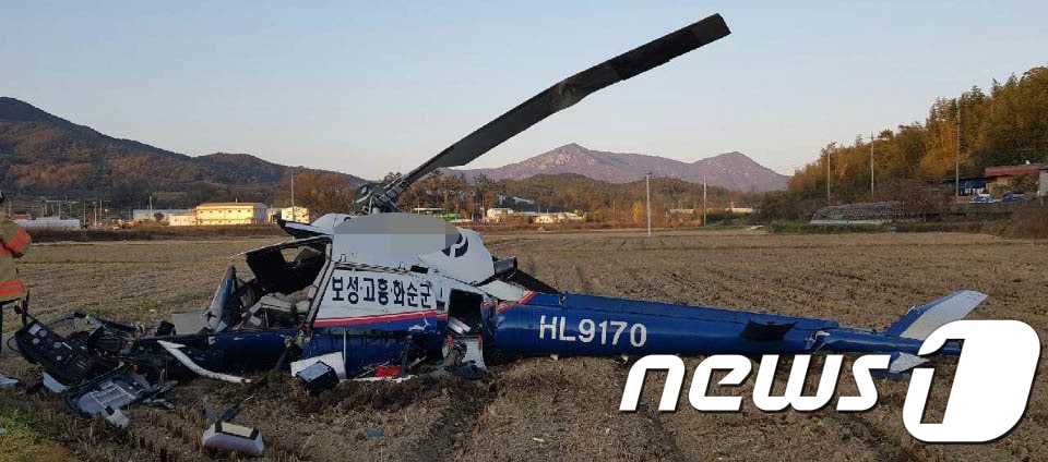 16일 오후 전남 보성군 벌교읍의 한 논에 산불진화용 헬기가 추락하는 사고가 발생했다. 이 사고로 헬기 조종사는 숨진것으로 알려졌다. (보성소방서 제공)2017.11.16/뉴스1 ⓒ News1 남성진 기자