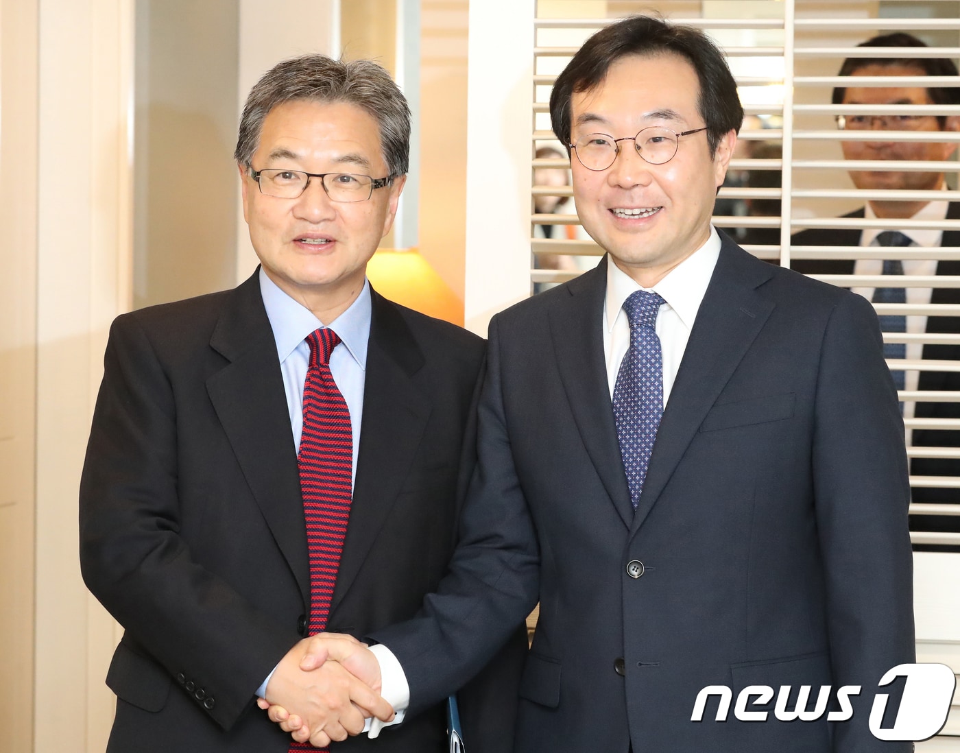 이도훈 외교부 한반도평화교섭본부장(오른쪽)이 조셉 윤 미국 국무부 대북정책특별대표와 17일 제주 서귀포시 신라호텔에서 대북정책 회담에 앞서 악수를 하고 있다.2017.11.17/뉴스1 ⓒ News1 이석형 기자