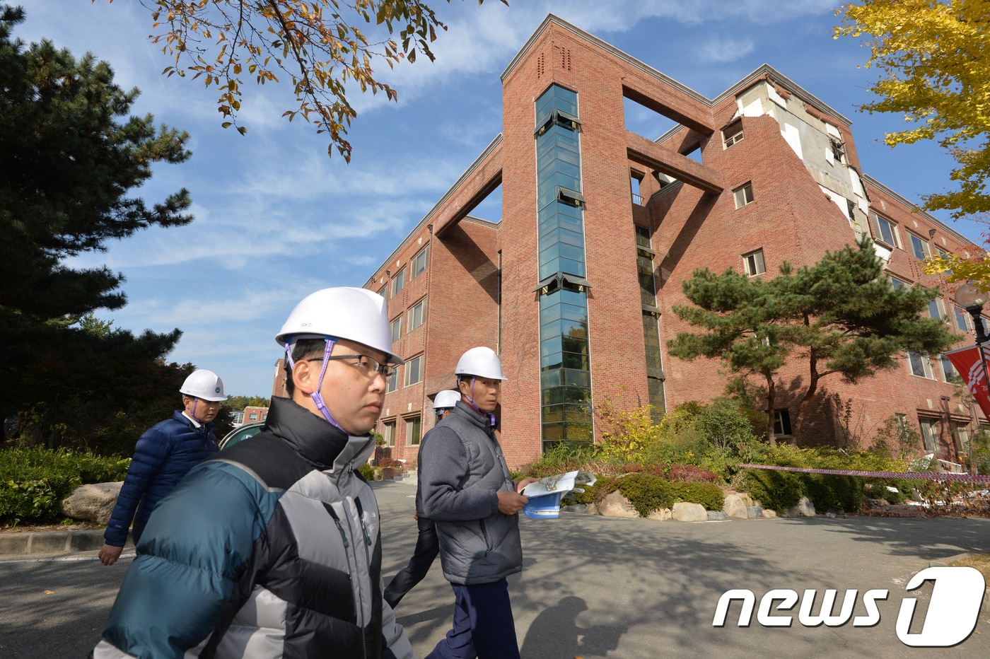 2017년 11월17일 포항 한동대 교직원과 건축사들이 시설 정밀 안전진단을 앞두고 피해 건물 등을 미리 점검하고 있다.(뉴스1 자료, 재판매 및 DB금지) 2026.3.12 ⓒ 뉴스1 최창호 기자