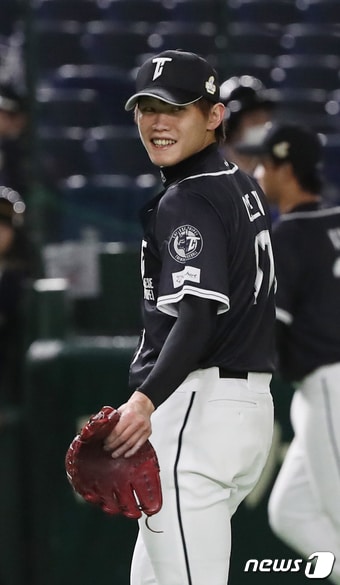 5⅔이닝 1실점 호투를 펼친 대만의 천관위. 2017.11.17/뉴스1 ⓒ News1 황기선 기자