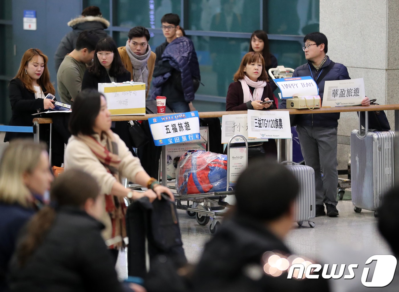 인천공항 입국장에서 여행사 직원들이 중국인 관광객을 기다리고 있다./뉴스1ⓒ News1  