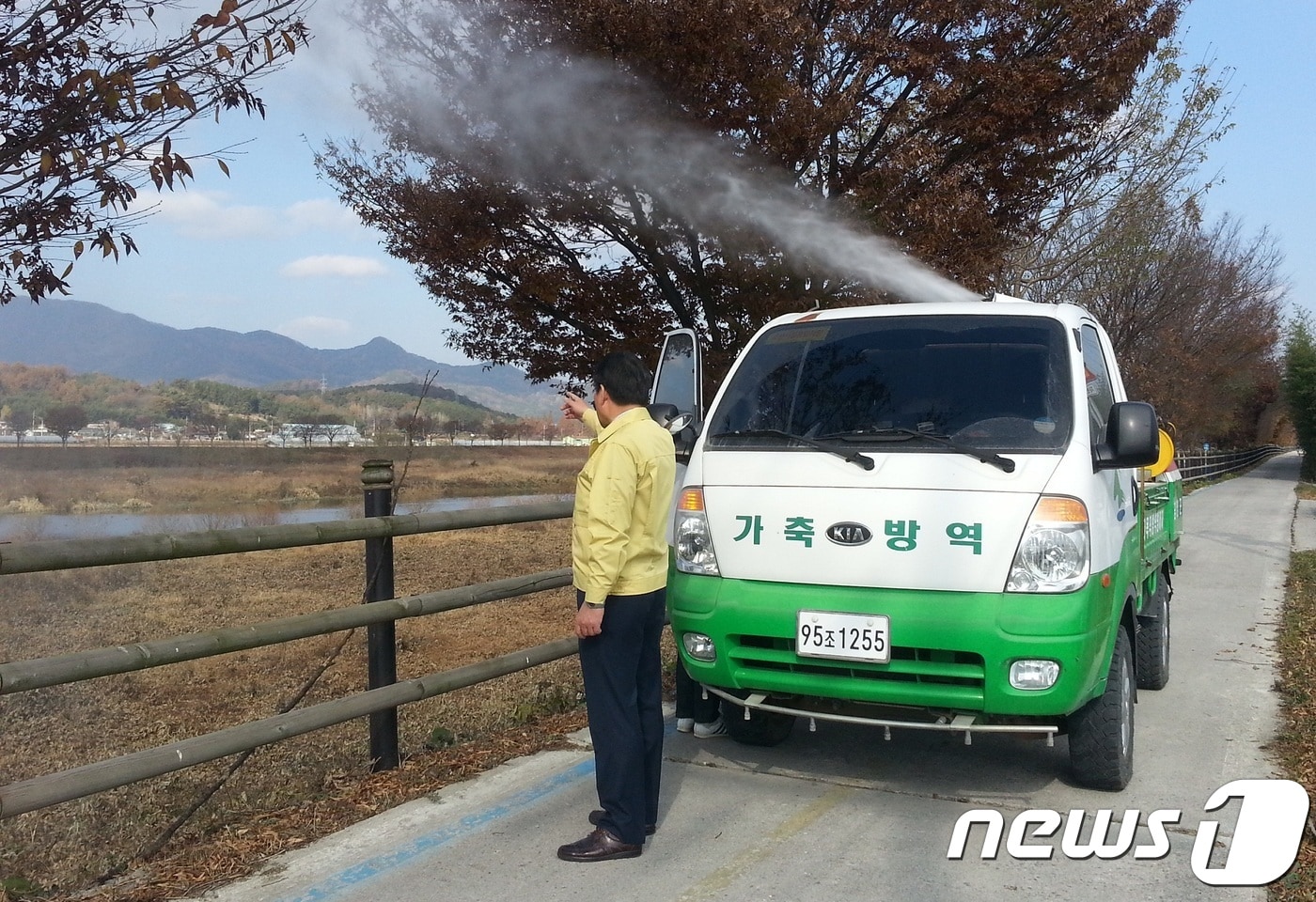 조용익 전남 담양군 부군수는 지난 20일 담양군 봉산면 대추리 인근 영산강변을 찾아 AI 방역을 위한 소독작업을 벌였다.(담양군 제공) 2017.11.21/뉴스1 ⓒ News1 전원 기자