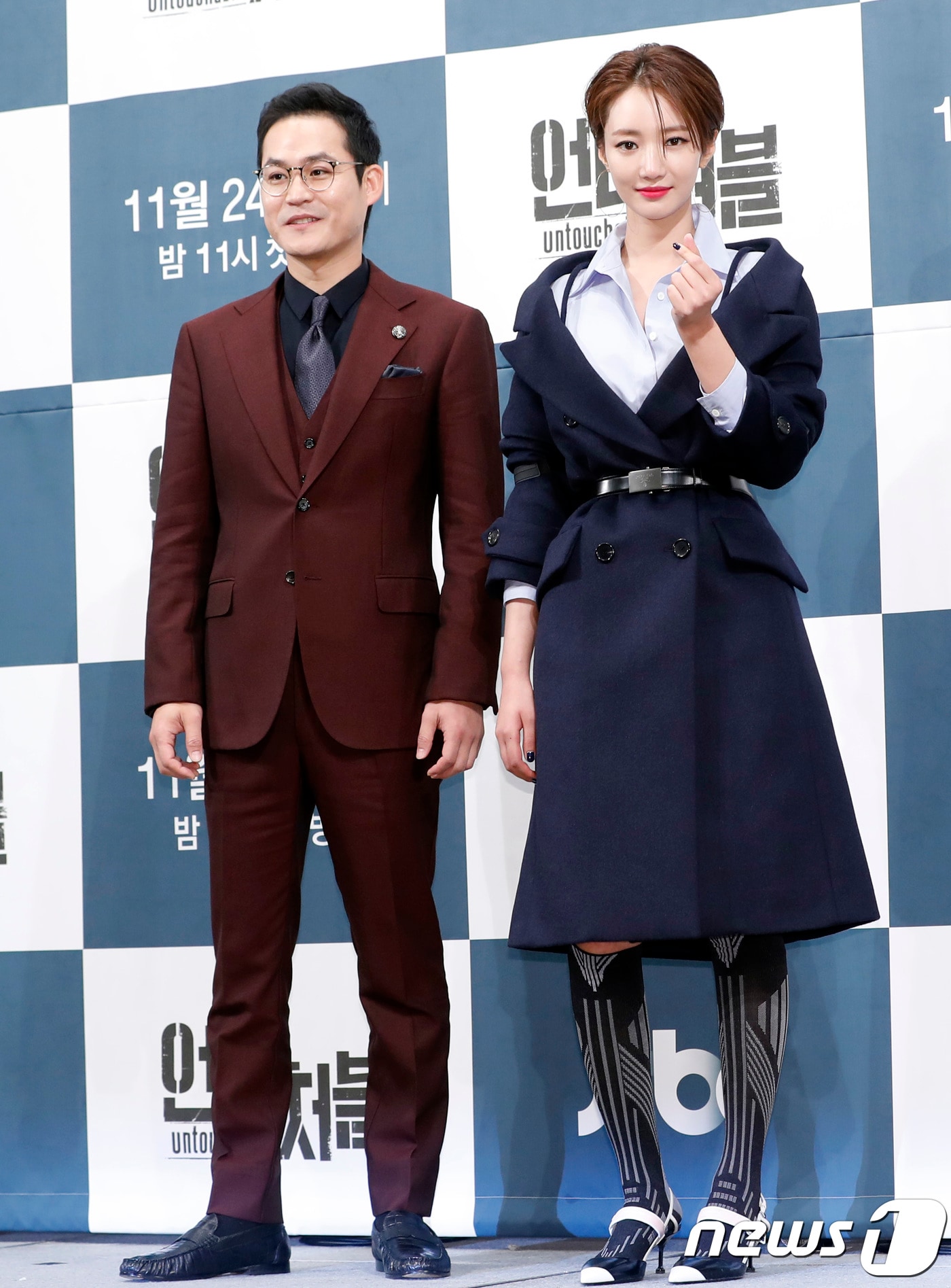 배우 김성균, 고준희(오른쪽)가 21일 오후 서울 논현동 임피리얼 팰리스 호텔에서 열린 jtbc 드라마 ‘언터처블’ 제작발표회에 참석해 포즈를 취하고 있다. 2017.11.21./뉴스1 ⓒ News1 권현진 기자