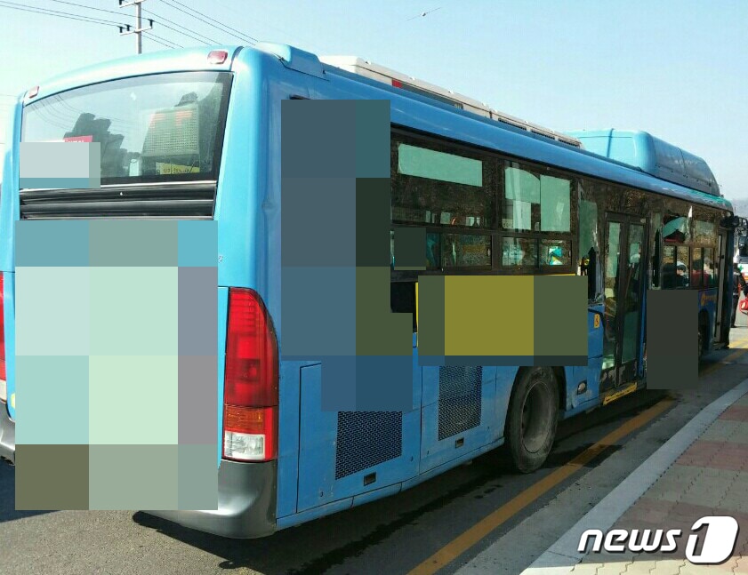 21일 오후 1시20분쯤 강원 원주시 단계동 청골 사거리 도로에서 25톤 덤프트럭이 시내버스 뒷쪽 문을 추돌해 버스에 탑승해 있던 2명이 경상을 입고 병원으로 이송됐다.(원주소방서 제공)2017.11.21/뉴스1 ⓒ News1 최석환 기자