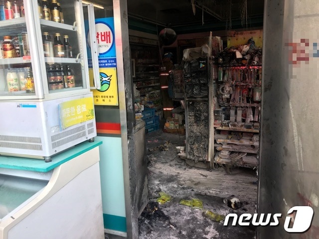 지난 21일 부산 남구 대연동에서 일어난 편의점 화재 현장에서 불이 진화된 이후 내부가 새까맣게 탄 모습.&#40;부산지방경찰청 제공&#41;ⓒ News1