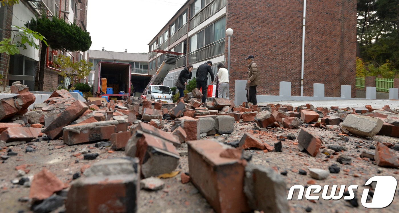 경북 포항시 북구 환호동 대동빌라 지진 피해 이재민들이 22일 오전 이삿짐을 옮기고 있다. 대동빌라 81세대 중 22세대는 장량동 임대아파트로 이주한다.2017.11.22/뉴스1 ⓒ News1 최창호 기자