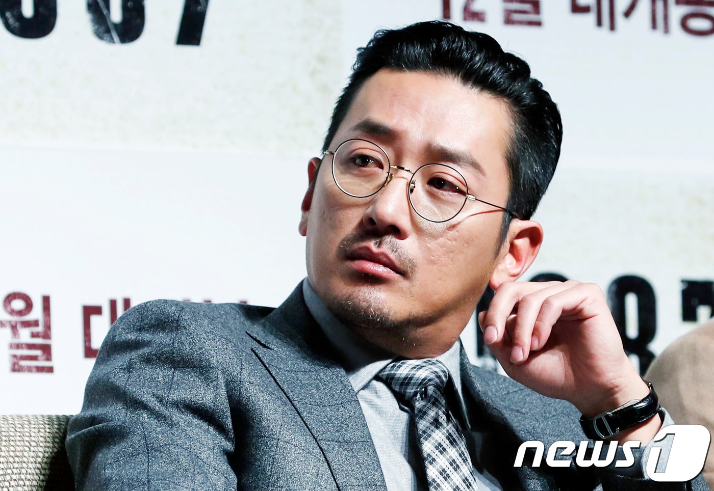 배우 하정우가 22일 오전 서울 압구정cgv에서 열린 영화 ‘1987’(감독 장준환) 제작발표회에 참석해 매력을 발산하고 있다. 2017.11.22./뉴스1 ⓒ News1 권현진 기자
