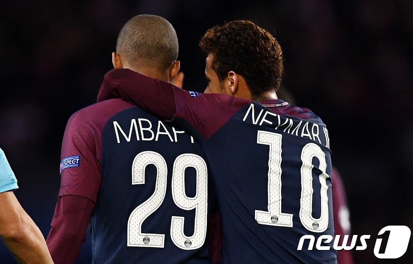 PSG의 네이마르가 23일(한국시간) 프랑스 파리에서 열린 셀틱과의 경기에서 득점을 성공시킨 뒤 음바페와 함께 기뻐하고 있다. ⓒ AFP=News1