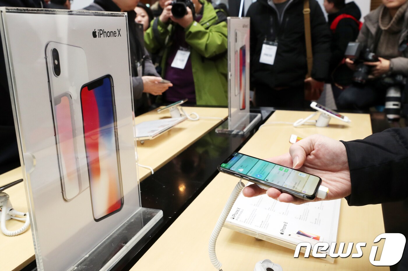 애플은 지난 2017년 출시한 아이폰X에서 가장 수요가 많은128GB 모델을 제외하고 64GB, 256GB 모델만 선보인 바 있다. 2017.11.24/뉴스1 ⓒ News1 황기선 기자
