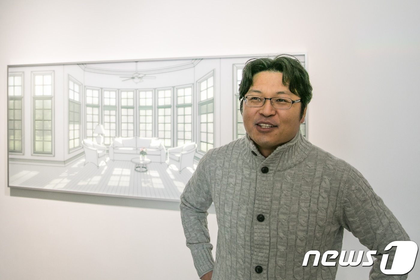 황선태 작가가 24일 서울 종로구 통의동 아트사이드 갤러리에서 기자를 만나 연작 '빛이 드는 공간'에 관해 설명하고 있다. 황선태 개인전 '빛·시간·공간'은 24일부터 12월27일까지 서울 종로구 통의동 아트사이드 갤러리에서 열린다. 2017.11.24/뉴스1 ⓒ News1 박정환 기자