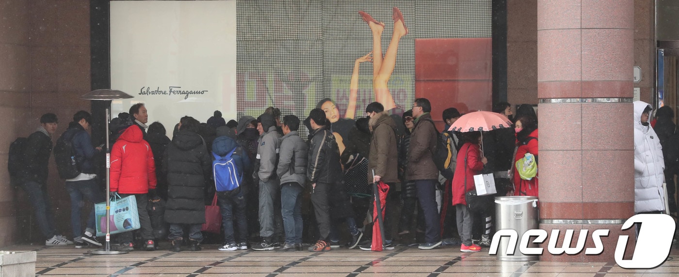 평창올림픽 기념 롱패딩 선착순 구매를 하기 위해 줄을 서서 입장하고 있다.  ⓒ News1 주기철 기자