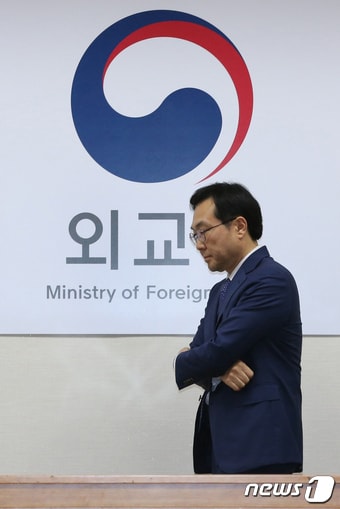 이도훈 한반도평화교섭본부장이 27일 서울 종로구 도렴동 외교부청사에서 열린 북한 핵 해법 논의 한러 6자 수석대표 회의를 앞두고 생각에 잠겨 있다.2017.11.27/뉴스1 ⓒ News1 송원영 기자