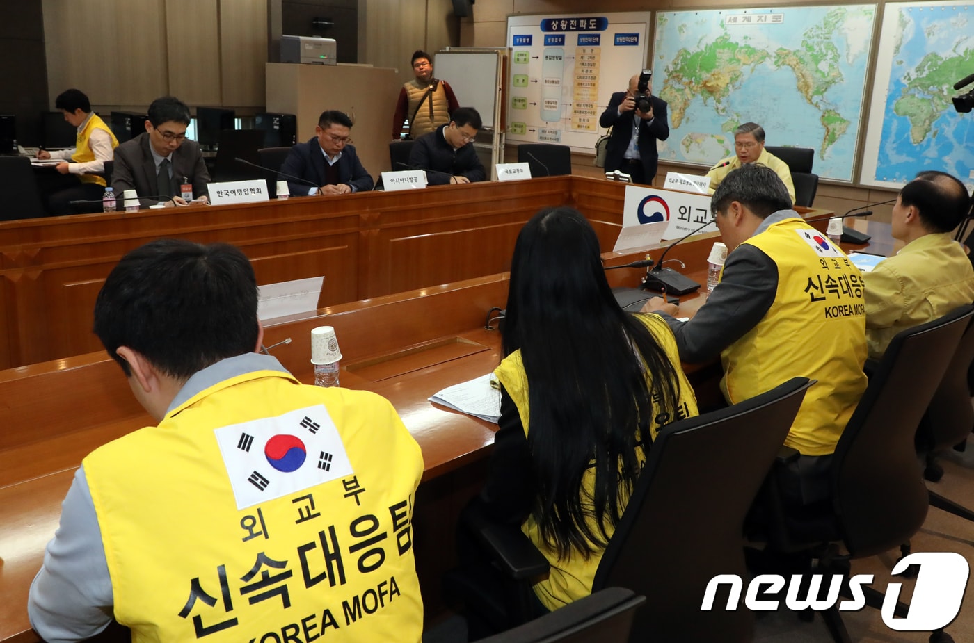 28일 서울 세종로 외교부청사 종합황실에서 한동만 재외동포영사대사 주재로 인도네시아 발리 아궁 화산 분화 대비 유관부처 회의가 열리고 있다. 2017.11.28/뉴스1 ⓒ News1 김명섭 기자