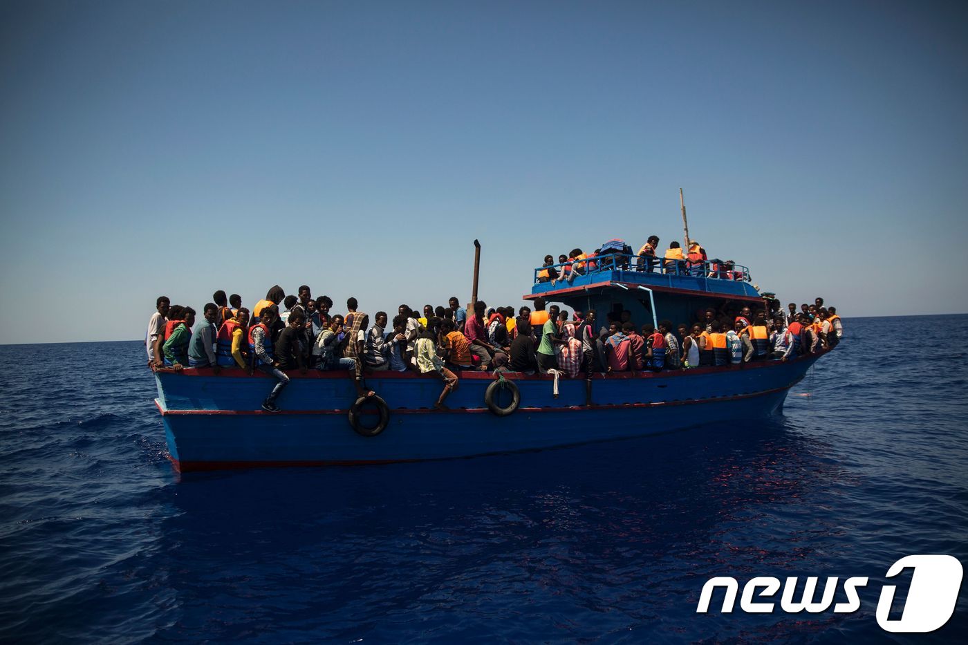 지중해에서 구조를 기다리는 난민들.(자료사진) ⓒ AFP=뉴스1