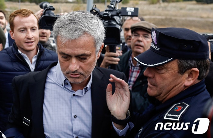 맨체스터 유나이티드의 무리뉴 감독이 스페인 법정에 출두, 진술을 마치고 영국으로 복귀했다. 무리뉴는 혐의를 부인하고 있다. ⓒ AFP=News1