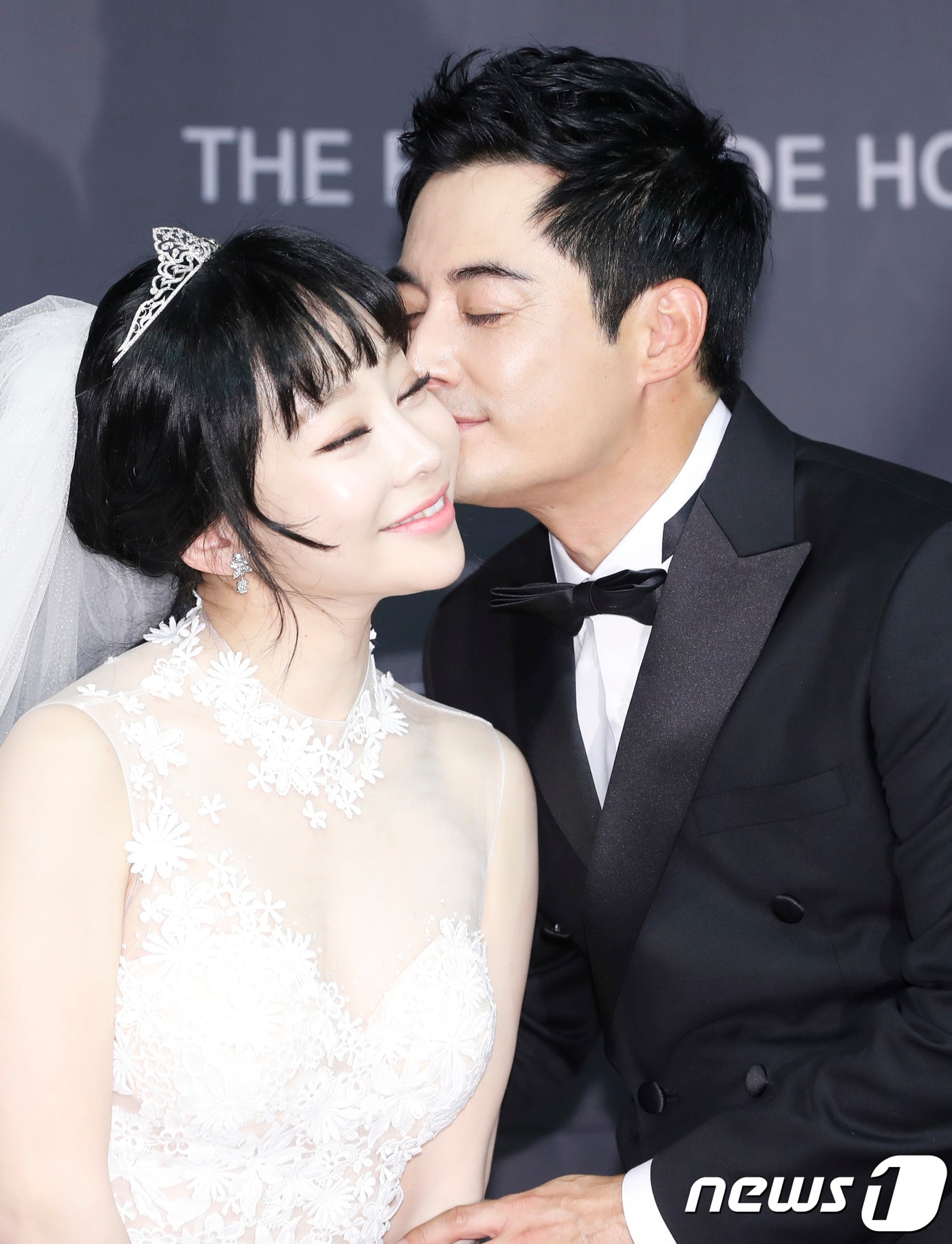 배우 이세창, 정하나가 5일 오후 서울 잠원동 더 리버사이드 호텔에서 결혼식에 앞서 기자회견을 열고 포즈를 취하고 있다. 2017.11.5./뉴스1 ⓒ News1 권현진 기자