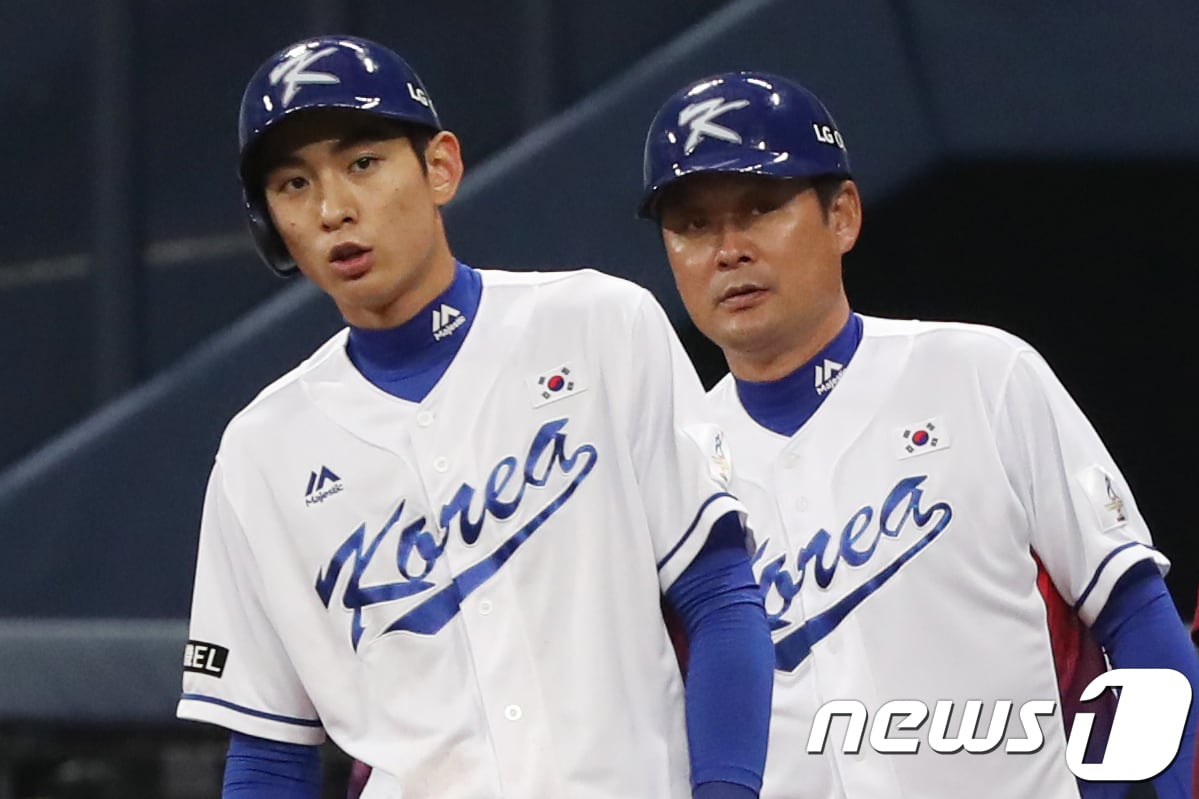 8일 오후 서울 구로구 고척스카이돔에서 열린 아시아프로야구챔피언십(APBC) 대표팀과 넥센 히어로즈와의 연습경기에서 5회말 2사상황 대표팀 이종범 코치가 안타를 친 이정후에게 작전지시를 하고 있다. 이날 경기에서 대표팀은 박세웅 등 일부 선수를 넥센선수로 출전시켰다. 2017.11.8/뉴스1 ⓒ News1 황기선 기자