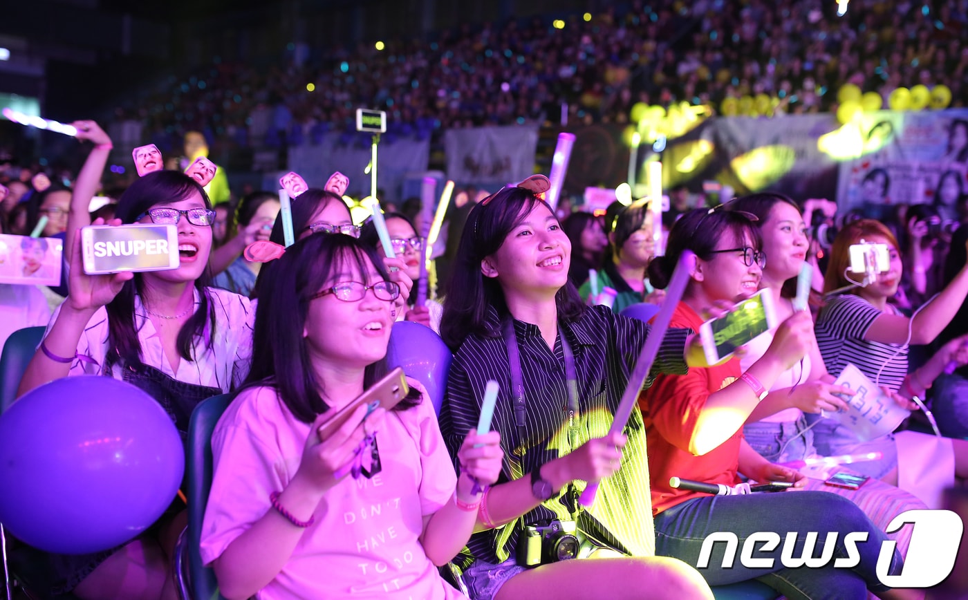 8일&#40;현지시간&#41; 베트남 호치민에서 한국-베트남 수교 25주년을 기념해 열린 2017 한-베 우정 콘서트에서 케이팝 팬들이 공연을 관람하고 있다.&#40;한국콘텐츠진흥원 제공&#41; 2017.11.9/뉴스1
