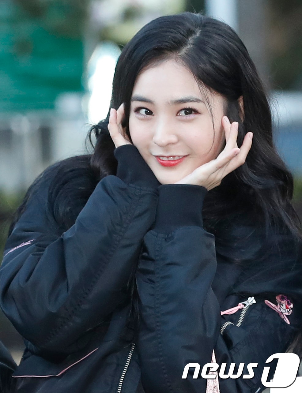 소나무 나현이 1일 오전 서울 여의도 KBS 신관 공개홀에서 열린 KBS 2TV '뮤직뱅크'(이하 뮤뱅) 리허설에 참석하기 위해 방송국으로 들어서며 인사를 하고 있다. 2017.12.1. ⓒ 뉴스1 권현진 기자