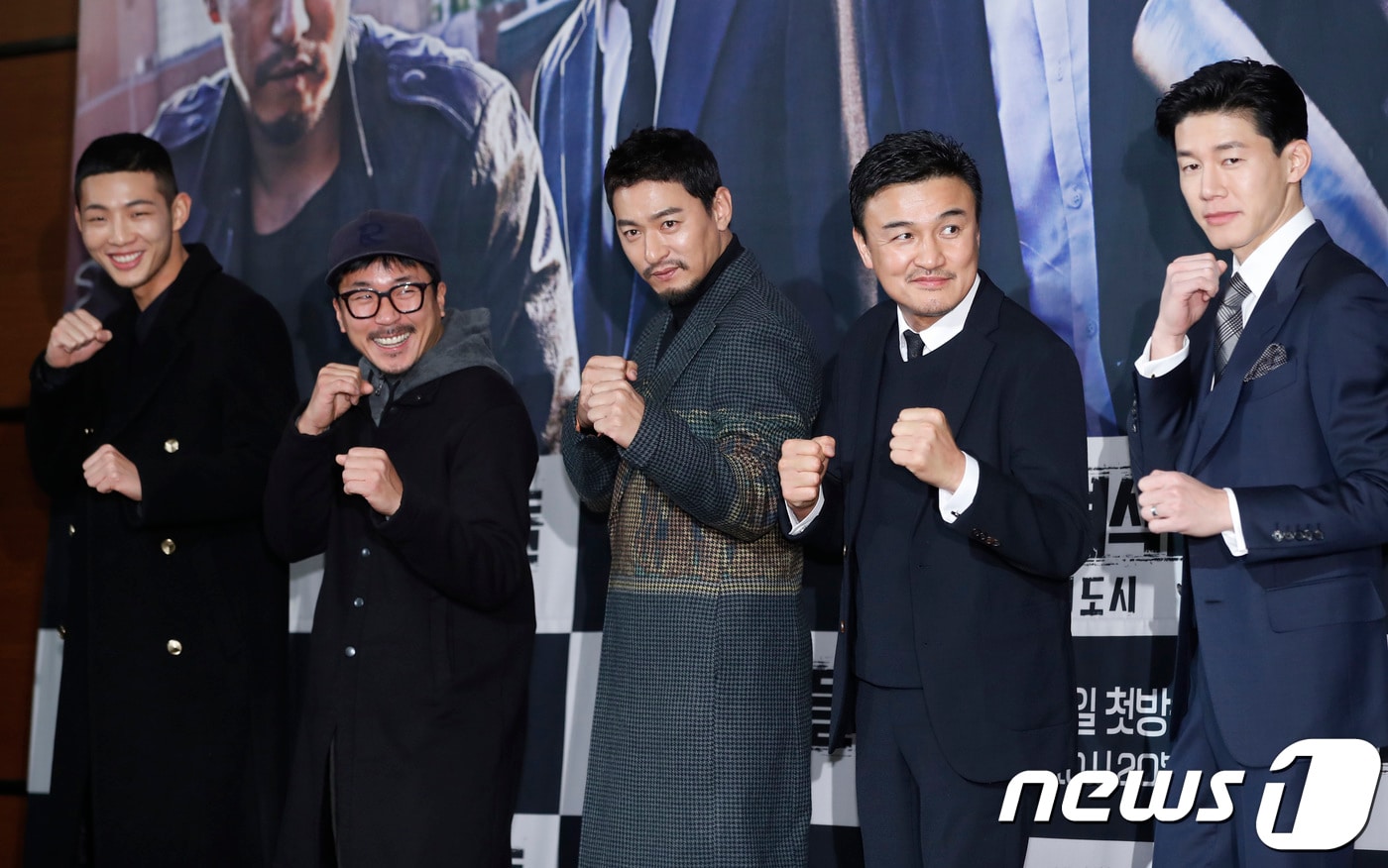 배우 지수(왼쪽부터), 양익준, 주진모, 박중훈, 김무열이 11일 오후 서울 여의도 콘래드호텔에서 열린 OCN ‘나쁜녀석들: 악의 도시’ 제작발표회에 참석해 포즈를 취하고 있다. 2017.12.11./뉴스1 ⓒ News1 권현진 기자