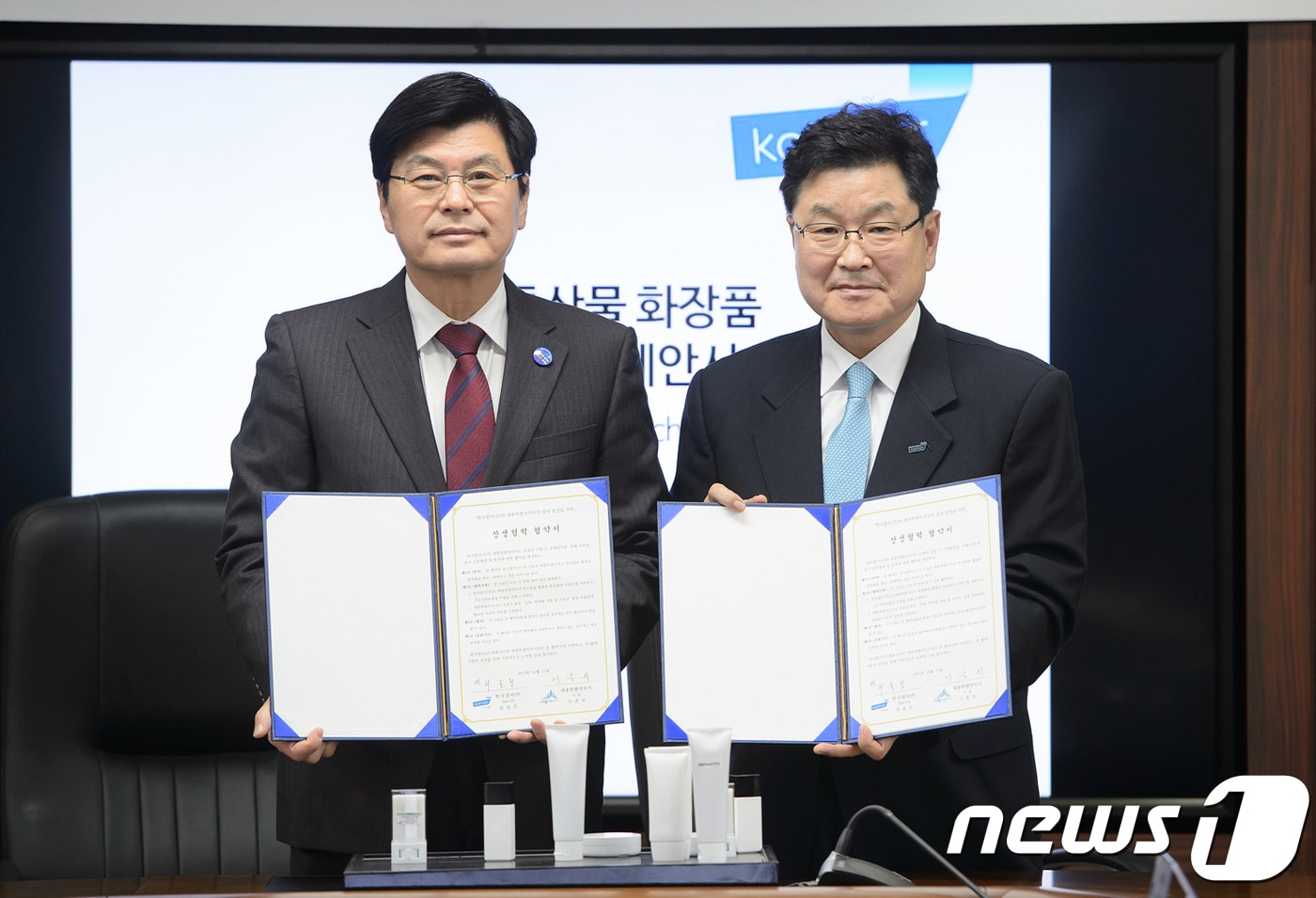 이춘희(왼쪽) 세종시장과 한국콜마 윤동한 회장은 11일 오후 시청 연민실에서 기능성 복숭아 화장품 개발을 위한 업무협약을 체결한 뒤 기념촬영을 하고 있다.(세종시청 제공) 2017.12.11./뉴스1 ⓒ News1 이길표 기자