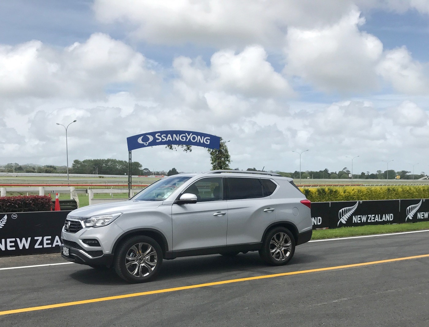 푸케코헤 레이싱 트랙에 전시된 G4 렉스턴(쌍용차 제공)@News1