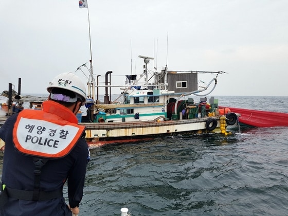 군산해경이 꽃게잡이 불법조업 행위에 대해 강력 단속한다(자료사진).ⓒ News1